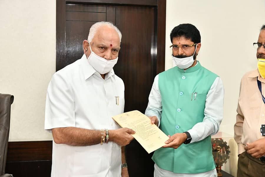 ಪ್ರವಾಸೋದ್ಯಮ ಇಲಾಖೆಯ ವಿವಿಧ ಬೇಡಿಕೆಗಳ ಮನವಿಯನ್ನು ಸಚಿವ ಸಿ.ಟಿ.ರವಿ ಬುಧವಾರ ಮುಖ್ಯಮಂತ್ರಿ ಬಿ.ಎಸ್‌.ಯಡಿಯೂರಪ್ಪ ಅವರಿಗೆ ಸಲ್ಲಿಸಿದರು.