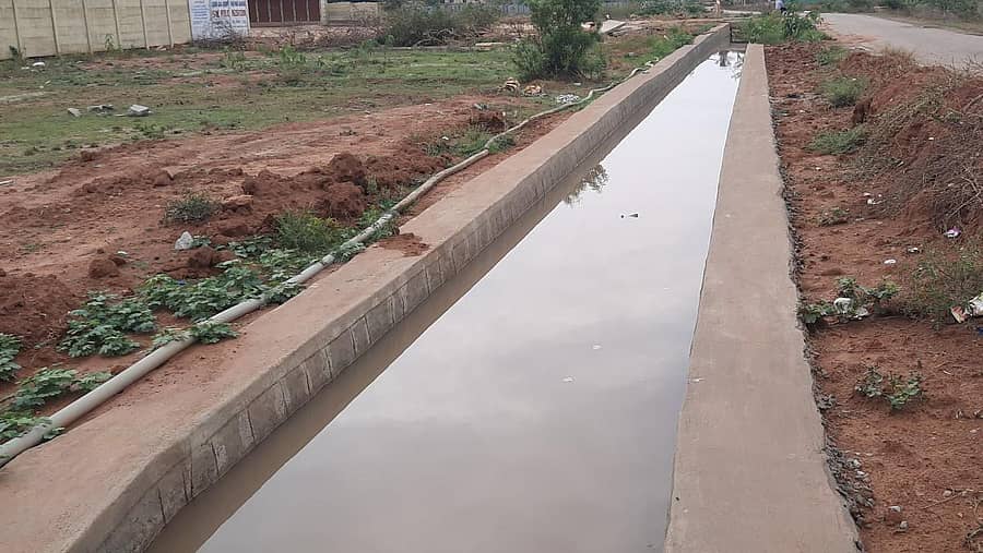 ಸೂಲಿಬೆಲೆ-ಗಿಡ್ಡಪ್ಪನಹಳ್ಳಿ ರಸ್ತೆಯ ಕಾಲುವೆಯಲ್ಲಿ ನೀರು ಹರಿಯಲು ವ್ಯವಸ್ಥೆಯಿಲ್ಲದೆ ನೀರು ನಿಂತಿರುವುದು