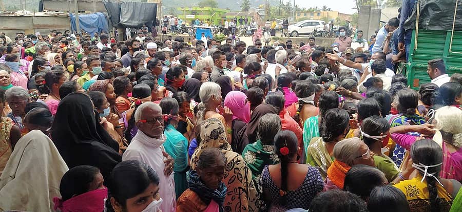 ಪಿರಿಯಾಪಟ್ಟಣ ತಾಲ್ಲೂಕಿನ ಬೆಟ್ಟದಪುರದ ಗ್ರಾಮ ಪಂಚಾಯಿತಿ ಆವರಣದಲ್ಲಿ ಕಾಂಗ್ರೆಸ್ ಮುಖಂಡ ಕೆ.ವೆಂಕಟೇಶ್ ಅವರು ಗುರುವಾರ ವಿತರಿಸಿದ ಆಹಾರ ಸಾಮಗ್ರಿ ಕಿಟ್ಗಳನ್ನು ಪಡೆಯಲು ಜನರು ಅಂತರ ಮರೆತು ಮುಗಿಬಿದ್ದಿದ್ದರು