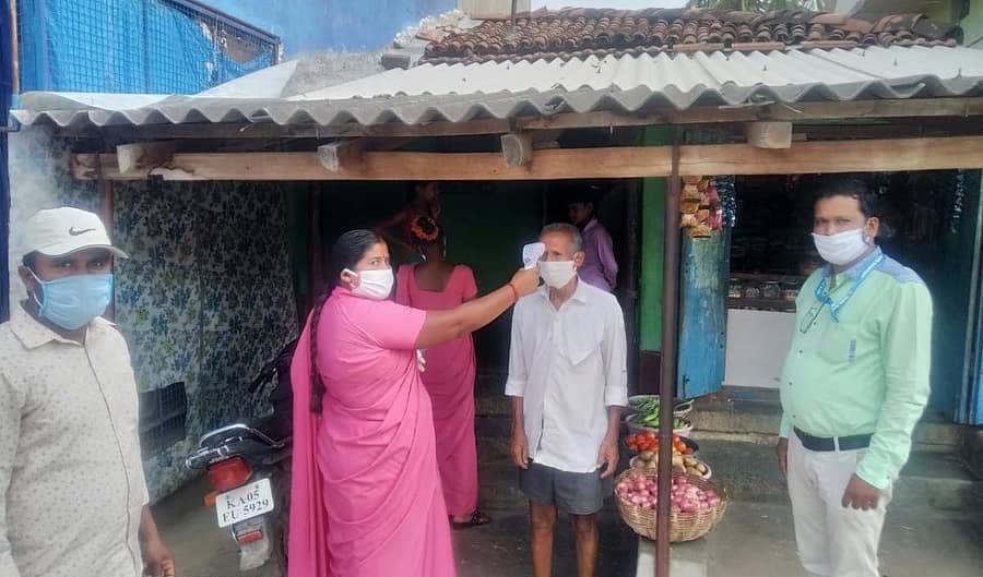 ಕನಕಪುರ ತಾಲ್ಲೂಕಿನ ಉಯ್ಯಂಬಳ್ಳಿ ಗ್ರಾ.ಪಂ. ವ್ಯಾಪ್ತಿಯಲ್ಲಿ ಜನರ ಆರೋಗ್ಯ ತಪಾಸಣೆ ಮಾಡುತ್ತಿರುವ ಆಶಾ ಕಾರ್ಯಕರ್ತೆಯರು