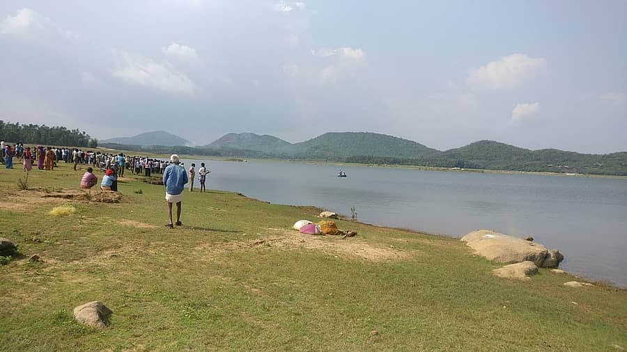 ಯೋಧ ಸೇರಿ ನೀರುಪಾಲಾದ ಇಬ್ಬರನ್ನು ಹುಡುಕಾಟದಲ್ಲಿ ಅಗ್ನಿಶಾಮಕ ದಳದ ಸಿಬ್ಬಂದಿ ಹಾಗೂ ಪೊಲೀಸರು