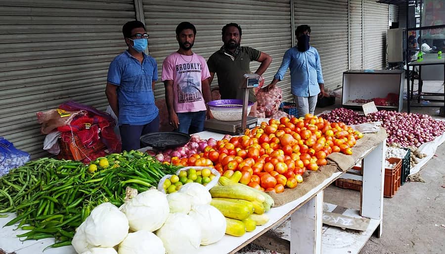 ಮೂಲವೃತ್ತಿಬಿಟ್ಟು ಉಡುಪಿಯಲ್ಲಿ ತರಕಾರಿ ವ್ಯಾಪಾರ ಮಾಡುತ್ತಿರುವ ಬಡಗಿಗಳು