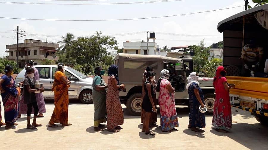 ಮಂಗಳೂರಿನ ಕುದ್ರೋಳಿ ದೇವಸ್ಥಾನದಿಂದ ಜಿಲ್ಲೆಯ ಕಾರ್ಮಿಕರಿಗೆ ಊಟ ವಿತರಿಸಲಾಗುತ್ತಿದೆ.