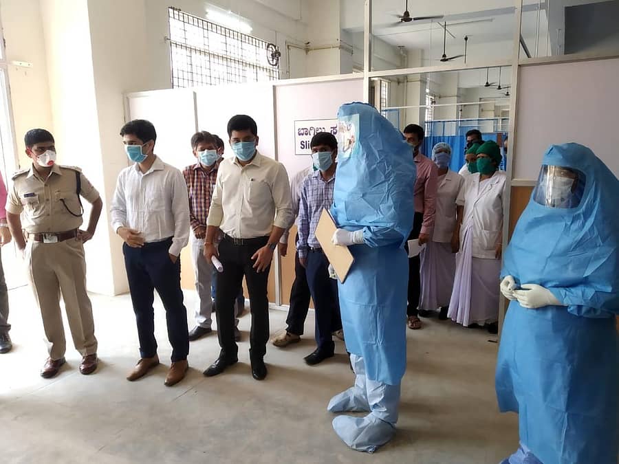 ಕಾರವಾರದ ವೈದ್ಯಕೀಯ ವಿಜ್ಞಾನಗಳ ಸಂಸ್ಥೆಯ ಆವರಣದಲ್ಲಿ ಆರಂಭಿಸಲಾಗಿರುವ ‘ಕೋವಿಡ್ 19 ವಾರ್ಡ್’ನ ಕಾರ್ಯ ನಿರ್ವಹಣೆಯ ಬಗ್ಗೆ ಶುಕ್ರವಾರ ಪ್ರಾತ್ಯಕ್ಷಿಕೆ ಹಮ್ಮಿಕೊಳ್ಳಲಾಯಿತು