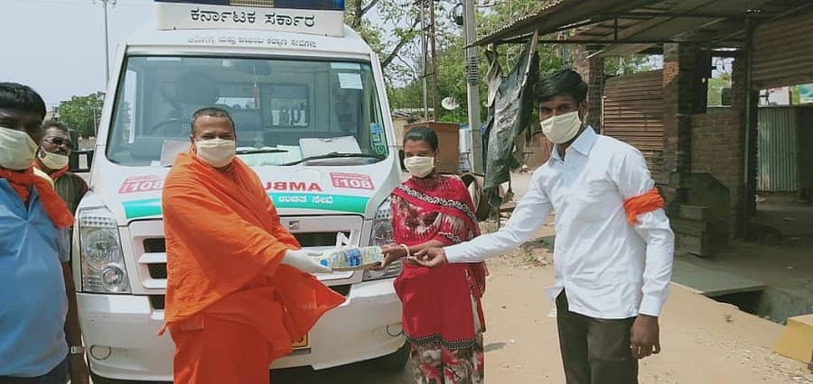 ಆಂಬುಲೆನ್ಸ್ ಸಿಬ್ಬಂದಿಗೆ ಪೀಠಾಧಿಪತಿ ಶಾಂತವೀರ ಸ್ವಾಮೀಜಿ ನೀರು ವಿತರಿಸಿದರು