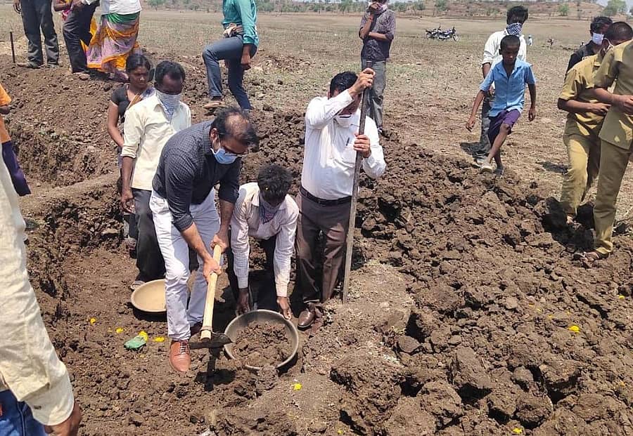 ಔರಾದ್ ತಾಲ್ಲೂಕಿನ ಚಿಕ್ಲಿ (ಜೆ) ಗ್ರಾಮಕ್ಕೆ ಜಿಲ್ಲಾ ಪಂಚಾಯಿತಿ ಸಿಇಒ ಜ್ಞಾನೇಂದ್ರಕುಮಾರ ಗಂಗ್ವಾರ್ ಭೇಟಿ ನೀಡಿ ಕಾರ್ಮಿಕರ ಜತೆ ಕೆಲಹೊತ್ತು ಕೆಲಸ ಮಾಡಿದರು