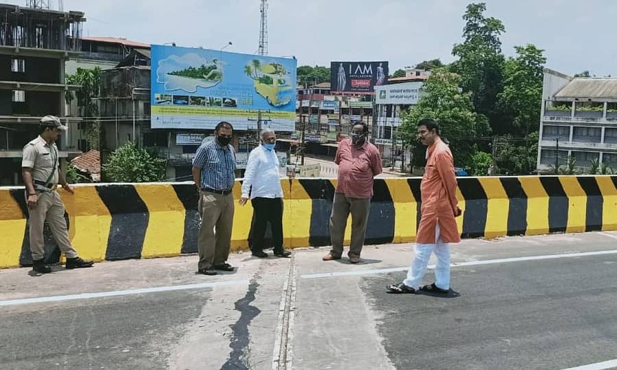 ಮಂಗಳೂರಿನ ಪಂಪ್‌ವೆಲ್‌ ಮೇಲ್ಸೇತುವೆಗೆ ಭೇಟಿ ನೀಡಿದ ಸಂಸದ ನಳಿನ್‌ಕುಮಾರ್‌ ಕಟೀಲ್‌, ಪರಿಶೀಲಿಸಿದರು.