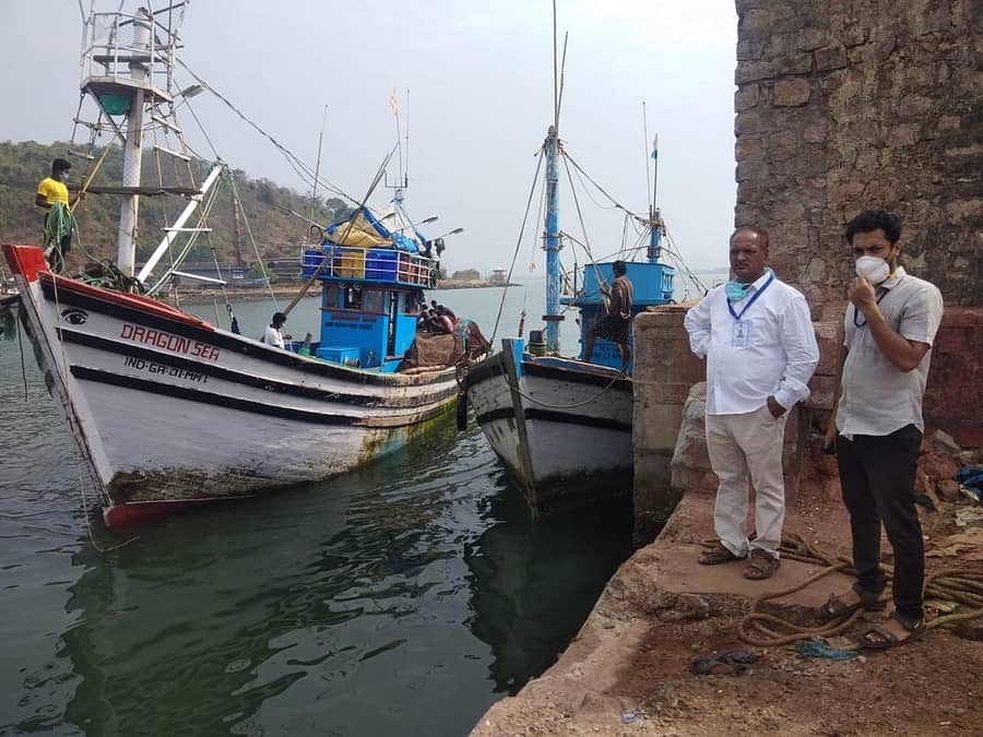 ಲೈಟ್ ಫಿಶಿಂಗ್ ಮಾಡುತ್ತಿದ್ದ ಗೋವಾದ ಎರಡು ದೋಣಿಗಳನ್ನು ಕಾರವಾರದ ಬೈತಖೋಲ್ ಬಂದರಿನಲ್ಲಿ ಇಡಲಾಗಿದ್ದು, ಮೀನುಗಾರಿಕಾ ಇಲಾಖೆ ಉಪ ನಿರ್ದೇಶಕ ಪಿ.ನಾಗರಾಜು ಮತ್ತು ಸಹಾಯಕ ನಿರ್ದೇಶಕ ಪ್ರತೀಕ್ ಶುಕ್ರವಾರ ಪರಿಶೀಲಿಸಿದರು