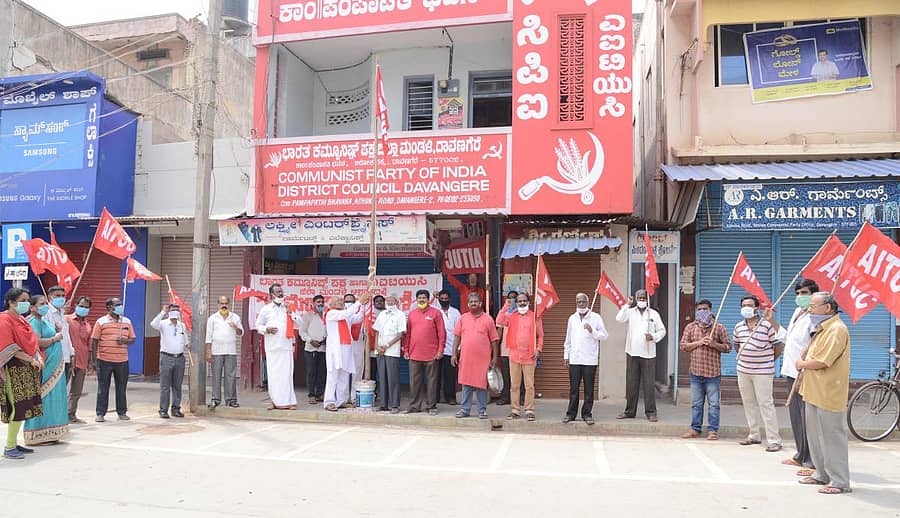 ದಾವಣಗೆರೆಯ ಎಐಟಿಯುಸಿ ಕಚೇರಿಯಲ್ಲಿ ಶುಕ್ರವಾರ ನಡೆದ ಕಾರ್ಮಿಕ ದಿನಚಾರಣೆಯಲ್ಲಿ ಸಿಪಿಐ ಕಾರ್ಯದರ್ಶಿ ಎಚ್.ಕೆ.ರಾಮಚಂದ್ರಪ್ಪ ಧ್ವಜಾರೋಹಣ ನೆರವೇರಿಸಿದರು. ಮುಖಂಡರಾದ ಉಮೇಶ್, ಅವರಗೆರೆ ವಾಸು ಹಾಗೂ ಇತರರು ಇದ್ದಾರೆ –ಪ್ರಜಾವಾಣಿ ಚಿತ್ರ