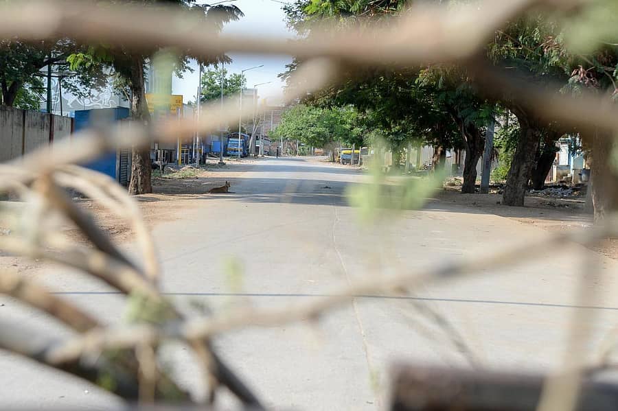 ದಾವಣಗೆರೆಯ ಜಾಲಿನಗರದಲ್ಲಿ ಒಂದೇ ಕುಟುಂಬದ ಆರು ಜನರಲ್ಲಿ ಕೋವಿಡ್‌–19 ರೋಗ ಪತ್ತೆಯಾಗಿರುವುದರಿಂದ ಕೊಂಡಜ್ಜಿ ಮುಖ್ಯ ರಸ್ತೆಯನ್ನು ಮುಳ್ಳಿನ ಬೇಲಿ ಹಾಕಿ ಲಾಕ್‌ಡೌನ್‌ ಮಾಡಲಾಗಿದ್ದು, ಜನಸಂಚಾರ ಇಲ್ಲದೆ ಬಿಕೋ ಎನ್ನುತ್ತಿತ್ತು.