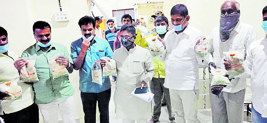 ಆನೇಕಲ್ ತಾಲ್ಲೂಕಿನ ಸರ್ಜಾಪುರ ಮಹಿಳಾ ಸಪ್ಲಿಮೆಂಟರಿ ನ್ಯೂಟ್ರಿಷಿಯನ್ ಪ್ರೊಡಕ್ಷನ್ ಘಟಕಕ್ಕೆ ದಾಳಿ ನಡೆಸಿದ ಸಂಸದ ಡಿ.ಕೆ.ಸುರೇಶ್, ಶಾಸಕ ಬಿ.ಶಿವಣ್ಣ ಮತ್ತು ಮುಖಂಡ ವಿ.ಎಸ್‌.ಉಗ್ರಪ್ಪ ಪೊಟ್ಟಣಗಳನ್ನು ಪ್ರದರ್ಶಿಸಿದರು (ಎಡಚಿತ್ರ) ಪತ್ತೆಯಾಗಿರುವ ಬಿಜೆಪಿ ಮುಖಂಡರ ಲೇಬಲ್‌ನ ಸಕ್ಕರೆ ಪೊಟ್ಟಣಗಳು