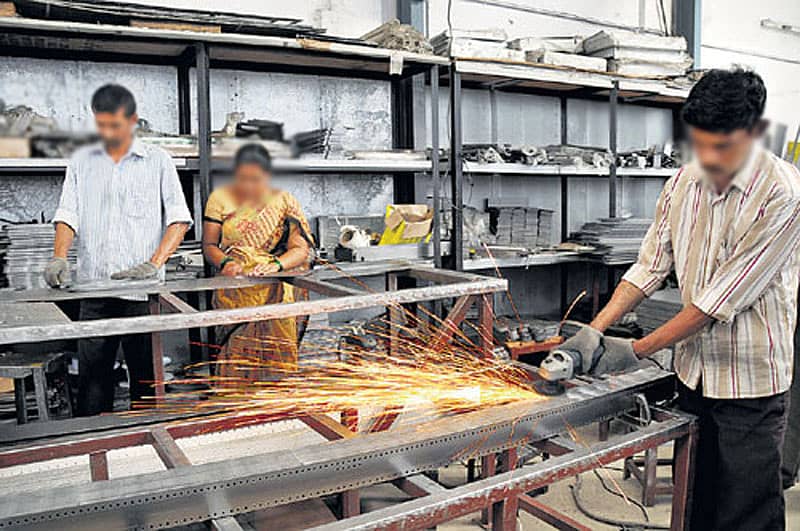 ಸಣ್ಣ ಕೈಗಾರಿಕೆಯೊಂದರಲ್ಲಿ ಕಾರ್ಯನಿರ್ವಹಿಸುತ್ತಿರುವ ಕಾರ್ಮಿಕರು– ಸಂಗ್ರಹ ಚಿತ್ರ