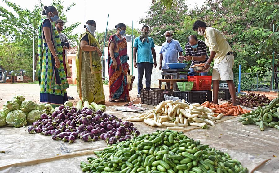 ಬಾಲಾಜಿನಗರ ನಾಗರಿಕರ ಹಿತರಕ್ಷಣಾ ವೇದಿಕೆ ವತಿಯಿಂದ ಅನ್ನಪೂಣೇಶ್ವರಿನಗರ ನಿವಾಸಿಗಳಿಗೆ ತರಕಾರಿಗಳನ್ನು ಶುಕ್ರವಾರ ಮಾರಾಟ ಮಾಡಲಾಯಿತು