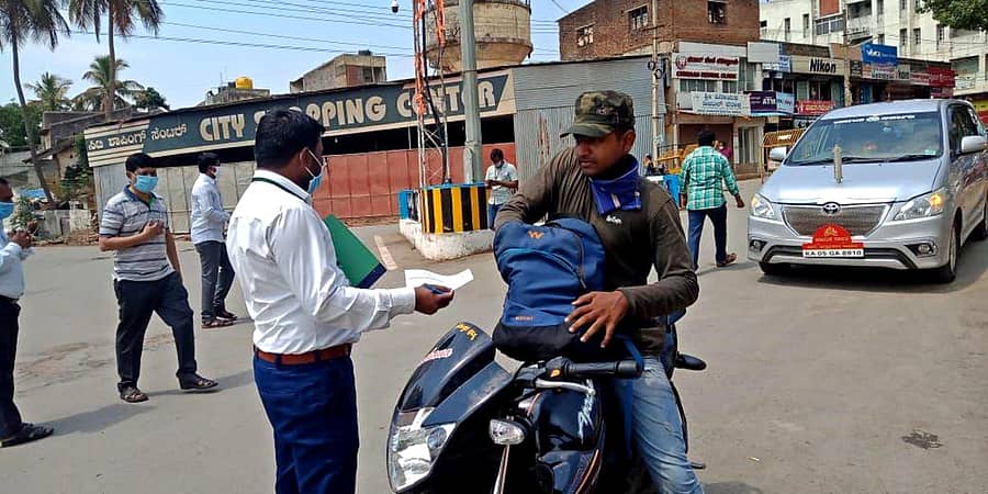 ಹಾವೇರಿ ನಗರದಲ್ಲಿ ಮಾಸ್ಕ್ ಧರಿಸದ ಸಾರ್ವಜನಿಕರಿಗೆ ನಗರಸಭೆಯಿಂದ ದಂಡ ಹಾಕುವ ಪ್ರಕ್ರಿಯೆ ಆರಂಭಗೊಂಡಿತು. ಹೆಚ್ಚುವರಿ ಜಿಲ್ಲಾಧಿಕಾರಿ ಯೋಗೇಶ್ವರ ಇದ್ದಾರೆ