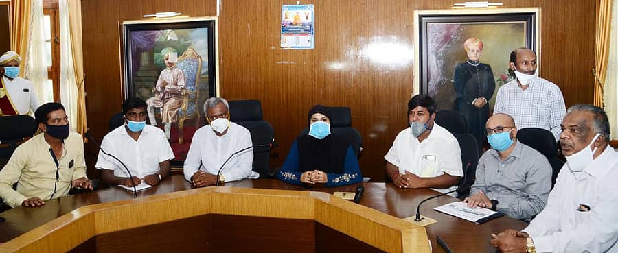 ಜಿಲ್ಲಾ ಉಸ್ತುವಾರಿ ಸಚಿವ ಎಸ್.ಟಿ.ಸೋಮಶೇಖರ್ ನೇತೃತ್ವದಲ್ಲಿ ಪಾಲಿಕೆಯಲ್ಲಿ ಸಭೆ ನಡೆಯಿತು. ತಸ್ನೀಂ, ಶ್ರೀಧರ್, ಗುರುದತ್ತ ಹೆಗಡೆ, ಪಾಲಿಕೆ ಸದಸ್ಯರು ಇದ್ದಾರೆ