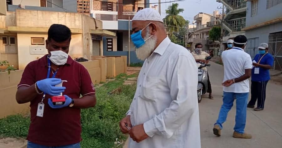 ಚಿಕ್ಕಬಳ್ಳಾಪುರದಲ್ಲಿ ಶನಿವಾರ ನಗರಸಭೆ ಸಿಬ್ಬಂದಿ ಅನಾವಶ್ಯಕವಾಗಿ ಮನೆಯಿಂದ ಹೊರಬಂದ ನಾಗರಿಕರಿಗೆ ದಂಡ ವಿಧಿಸಿದರು