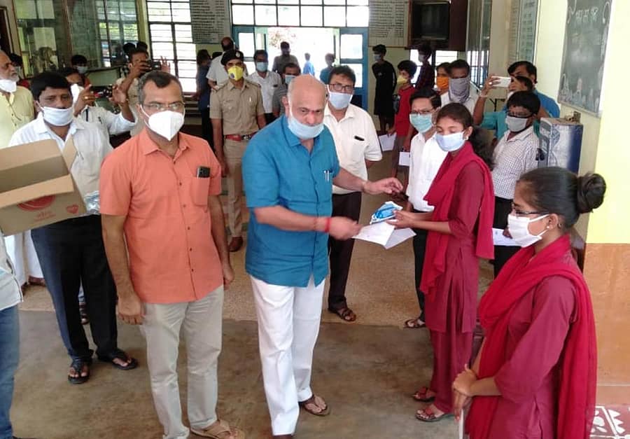 ಮಧ್ಯಪ್ರದೇಶದಿಂದ ಬಂದ ಮಕ್ಕಳಿಗೆ ಸಚಿವ ಶಿವರಾಮ ಹೆಬ್ಬಾರ್ ಸ್ಯಾನಿಟೈಸರ್, ಮಾಸ್ಕ್ ವಿತರಿಸಿದರು