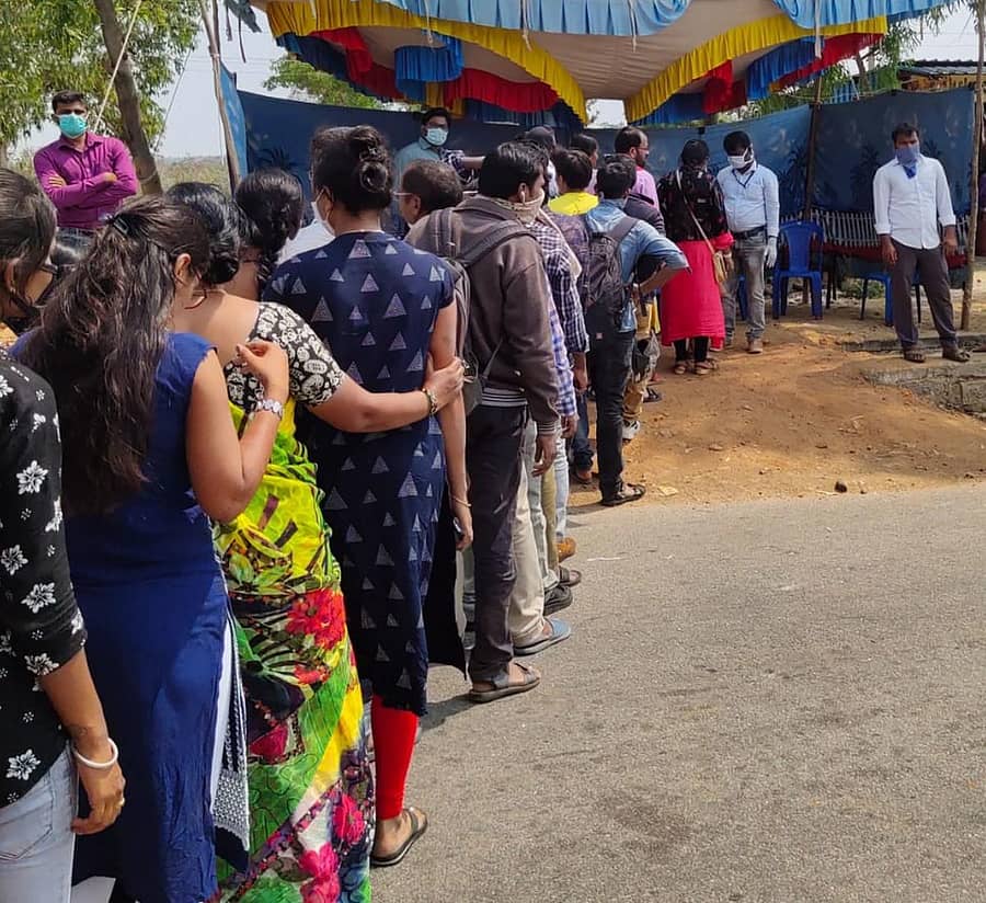 ವಿವಿಧೆಡೆಯಿಂದ ಬಂದ ವಲಸಿಗರನ್ನು ಈಚೆಗೆ ಬೆಳ್ಳೂರು ಕ್ರಾಸ್ ಚೆಕ್ಪೋಸ್ಟ್ನಲ್ಲಿ ಥರ್ಮಲ್ ಸ್ಕ್ಯಾನ್ ಮಾಡುತ್ತಿರುವುದು (ಸಂಗ್ರಹ ಚಿತ್ರ)