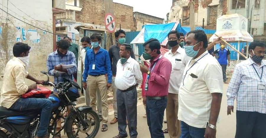 ಕೋಲಾರದಲ್ಲಿ ಶನಿವಾರ ಮಾಸ್ಕ್ ಧರಿಸದೆ ಓಡಾಡುತ್ತಿದ್ದ ಬೈಕ್ ಸವಾರರಿಗೆ ನಗರಸಭೆ ಅಧಿಕಾರಿಗಳು ದಂಡ ವಿಧಿಸಿದರು