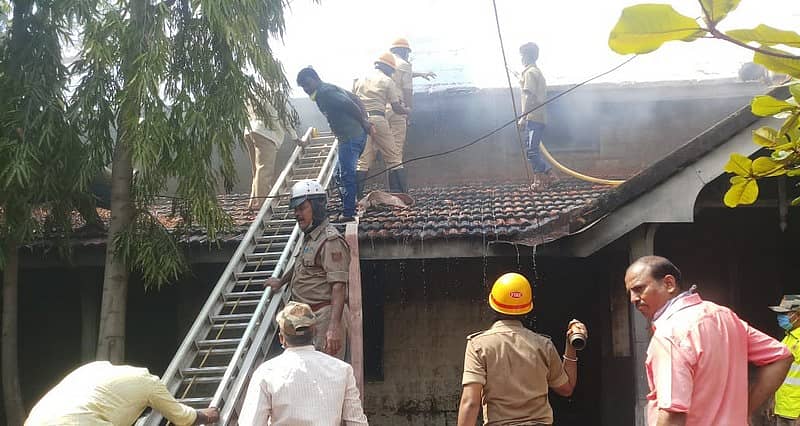 ಅಗ್ನಿಶಾಮಕ ಸಿಬ್ಬಂದಿಯೂ ಸ್ಥಳೀಯ ಪೊಲೀಸರ ನೆರವಿನೊಂದಿಗೆ ಬೆಂಕಿ ನಂದಿಸುವ ಕಾರ್ಯದಲ್ಲಿ ತೊಡಗಿರುವುದು.