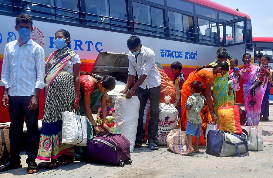 ಬೆಂಗಳೂರಿನ ಮೆಜೆಸ್ಟಿಕ್ ಬಸ್ ನಿಲ್ದಾಣದಿಂದ ಕೆಎಸ್ಆರ್ಟಿಸಿ ವಿಶೇಷ ಬಸ್ಗಳಲ್ಲಿ ಊರಿಗೆ ತೆರಳಲು ಶನಿವಾರ ವಲಸೆ ಕಾರ್ಮಿಕರು ಕಾದು ನಿಂತಿದ್ದರು -–ಪ್ರಜಾವಾಣಿ ಚಿತ್ರ