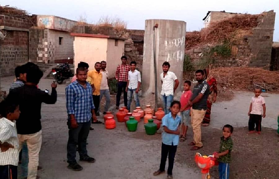 ಬಸವಕಲ್ಯಾಣ ತಾಲ್ಲೂಕಿನ ಮಿರಖಲ್ನ ನೀರಿನ ತೊಟ್ಟಿಯೊಂದರ ಎದುರಲ್ಲಿ ಕೊಡಗಳನ್ನು ಇಟ್ಟಿರುವುದು(ಎಡಚಿತ್ರ) ಬಸವಕಲ್ಯಾಣ ತಾಲ್ಲೂಕಿನ ಮಿರಖಲ್ನ ಕೊಳವೆ ಬಾವಿಯೊಂದರಿಂದ ನೀರು ತುಂಬಿಸಿಕೊಳ್ಳಲು ಕೊಡಗಳನ್ನು ಸಾಲಿನಲ್ಲಿ ಇಟ್ಟಿರುವುದು