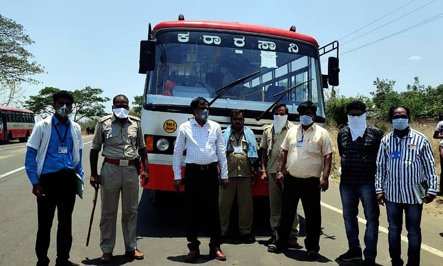 ಚಿಟಗುಪ್ಪ ತಾಲ್ಲೂಕಿನ ಹಳ್ಳಿಖೇಡ(ಕೆ)ದ ಮೇಲೆ ಮರಳಿ ಜಿಲ್ಲೆಗೆ ಬಂದ ಕಾರ್ಮಿಕರನ್ನು ಗೌರವಿಸಲಾಯಿತು
