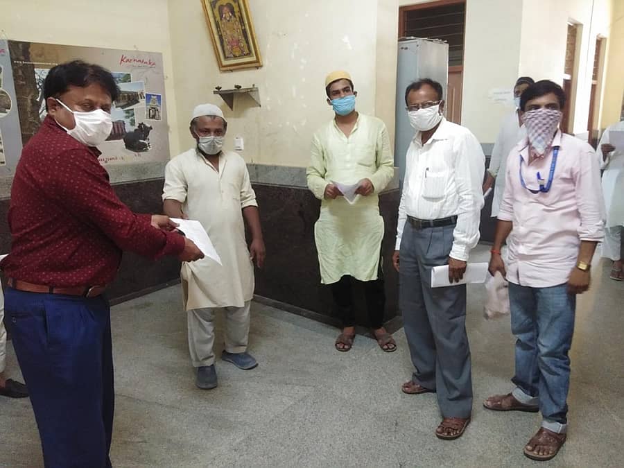 ಬಂಗಾರಪೇಟೆ ತಾಲ್ಲೂಕು ಕಚೇರಿಯಲ್ಲಿ ತಹಶೀಲ್ದಾರ್ ಬಿ.ಕೆ.ಚಂದ್ರಮೌಳೇಶ್ವರ ಅವರು ಸೇವಾ ಸಿಂಧು ಪೋರ್ಟಲ್‌ನಲ್ಲಿ ಹೆಸರು ನೋಂದಾಯಿಸಿದವರಿಗೆ ಸ್ವೀಕೃತಿ ಪತ್ರ ನೀಡಿದರು 