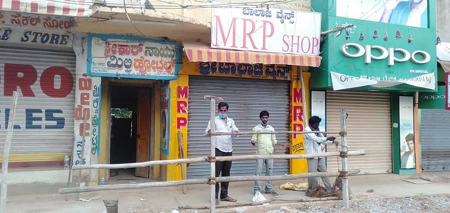 ಚಿಕ್ಕಬಳ್ಳಾಪುರದ ಬಿ.ಬಿ.ರಸ್ತೆಯಲ್ಲಿರುವ ಬಾಲಾಜಿ ವೈನ್ಶಾಪ್ ಎದುರು ಭಾನುವಾರ ಸಂಜೆ ಕಾರ್ಮಿಕರು ತಡೆಬೇಲಿ ಅಳವಡಿಸಿದರು.