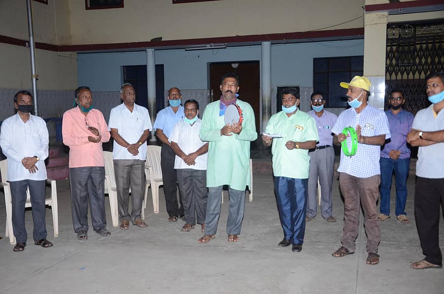 ಕವಿ ಕೆ.ಎಸ್‌. ನಿಸಾರ್‌ ಅಹಮದ್‌ ಅವರ ನಿಧನಕ್ಕೆ ಹಾಡುಗಳ ಮೂಲಕ ಶ್ರದ್ಧಾಂಜಲಿ ಸಲ್ಲಿಸುವ ಸಭೆ ಹಾವೇರಿಯ ಗೆಳೆಯರ ಬಳಗದ ಆವರಣದಲ್ಲಿ ಭಾನುವಾರ ನಡೆಯಿತು