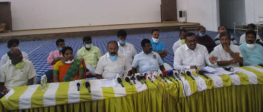 ಆನೇಕಲ್ ತಾಲ್ಲೂಕಿನ ಸರ್ಜಾಪುರದಲ್ಲಿ ಆಯೋಜಿಸಿದ್ದ ಪತ್ರಿಕಾಗೋಷ್ಠಿಯಲ್ಲಿ ಸಂಸದ ಎ.ನಾರಾಯಣಸ್ವಾಮಿ ಮಾತನಾಡಿದರು