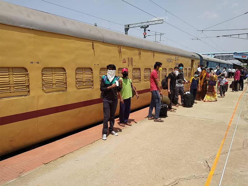 ಬೆಂಗಳೂರಿನಿಂದ ರಾಜಸ್ಥಾನಕ್ಕೆ ಹೊರಟ ರೈಲಿಗೆ ಹತ್ತಲು ಸಿದ್ಧರಾಗಿರುವ ಪ್ರಯಾಣಿಕರು