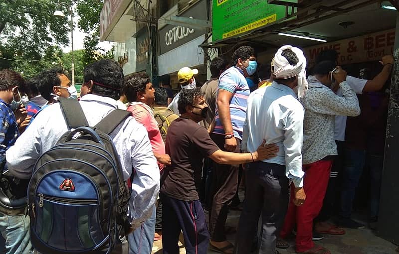 ನವದೆಹಲಿಯಲ್ಲಿ ಮದ್ಯ ಖರೀದಿಗಾಗಿ ಸರದಿಯಲ್ಲಿ ನಿಂತ ಮದ್ಯಪ್ರಿಯರು