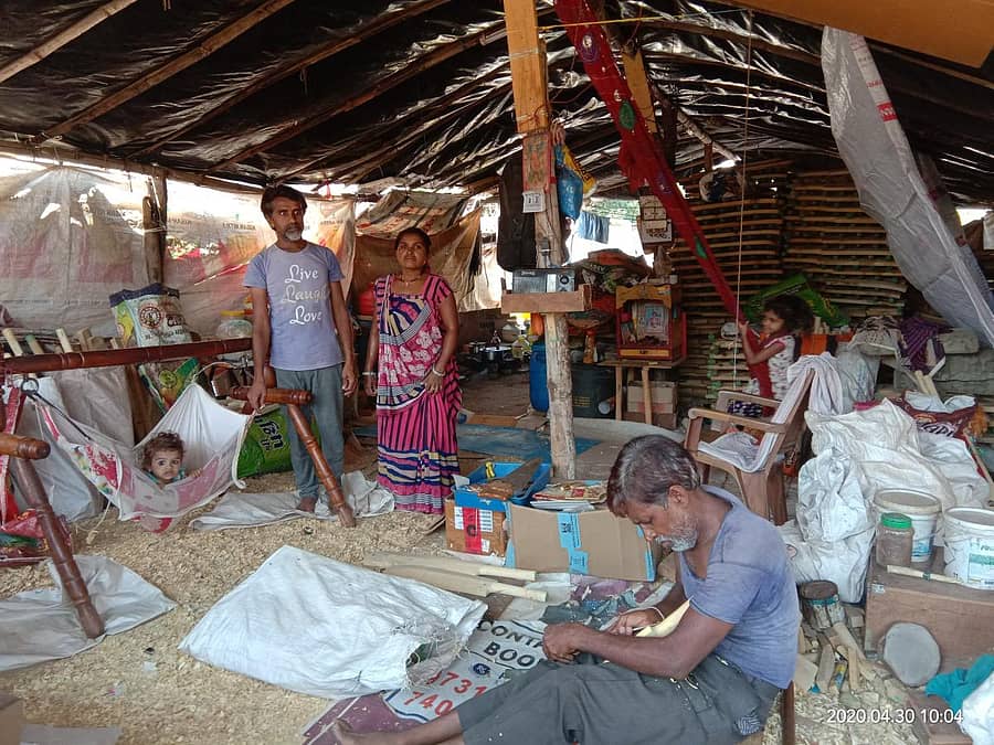 ಹುಬ್ಬಳ್ಳಿಯ ಕಿಮ್ಸ್‌ ಗೇಟ್‌ ಎದುರು ಬೀಡುಬಿಟ್ಟಿರುವ ಕ್ರಿಕೆಟ್‌ ಬ್ಯಾಟ್‌ ತಯಾರಕರು