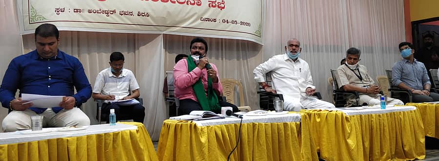 ಶಿರಸಿಯಲ್ಲಿ ನಡೆದ ಸಭೆಯಲ್ಲಿ ಕೃಷಿ ಸಚಿವ ಬಿ.ಸಿ.ಪಾಟೀಲ ಮಾತನಾಡಿದರು. ಶಾಸಕ ಸುನೀಲ ನಾಯ್ಕ, ಸಚಿವ ಶಿವರಾಮ ಹೆಬ್ಬಾರ್, ಜೀವೈವಿಧ್ಯ ಮಂಡಳಿ ಅಧ್ಯಕ್ಷ ಅನಂತ ಅಶೀಸರ, ಜಿಲ್ಲಾಧಿಕಾರಿ ಡಾ.ಕೆ.ಹರೀಶಕುಮಾರ ಇದ್ದಾರೆ