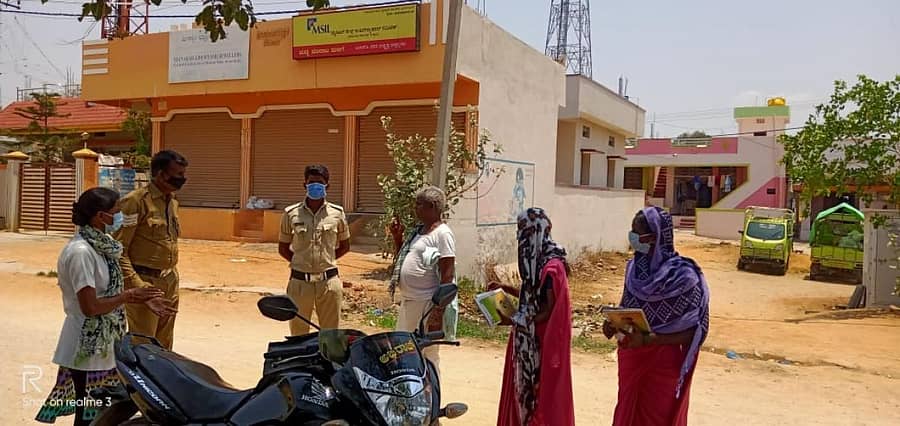 ಶಕ್ತಿನಗರ ಬಳಿಯ ಚಂದ್ರಬಂಡಾ ಗ್ರಾಮದ ಮದ್ಯ ಅಂಗಡಿ ಆರಂಭವಾಗಿಲ್ಲ. ಜನರು ಬರದಂತೆ ತಡೆಯಲು ಪೊಲೀಸ್ ಸಿಬ್ಬಂದಿ ನಿಯೋಜಿಸಲಾಗಿದೆ.