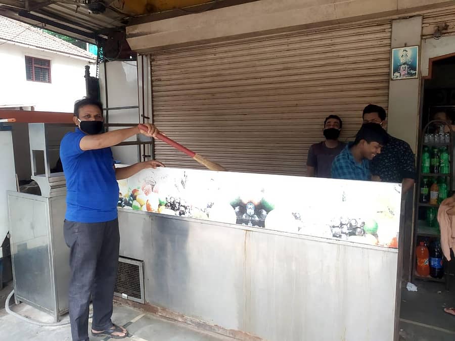 ಕಾರವಾರದ ಹೋಟೆಲೊಂದರ ಕಾರ್ಮಿಕರು ಸೋಮವಾರ ಸ್ವಚ್ಛತೆಯಲ್ಲಿ ತೊಡಗಿಕೊಂಡು ವ್ಯಾಪಾರ ಆರಂಭಿಸಲು ಅಣಿಯಾದರು