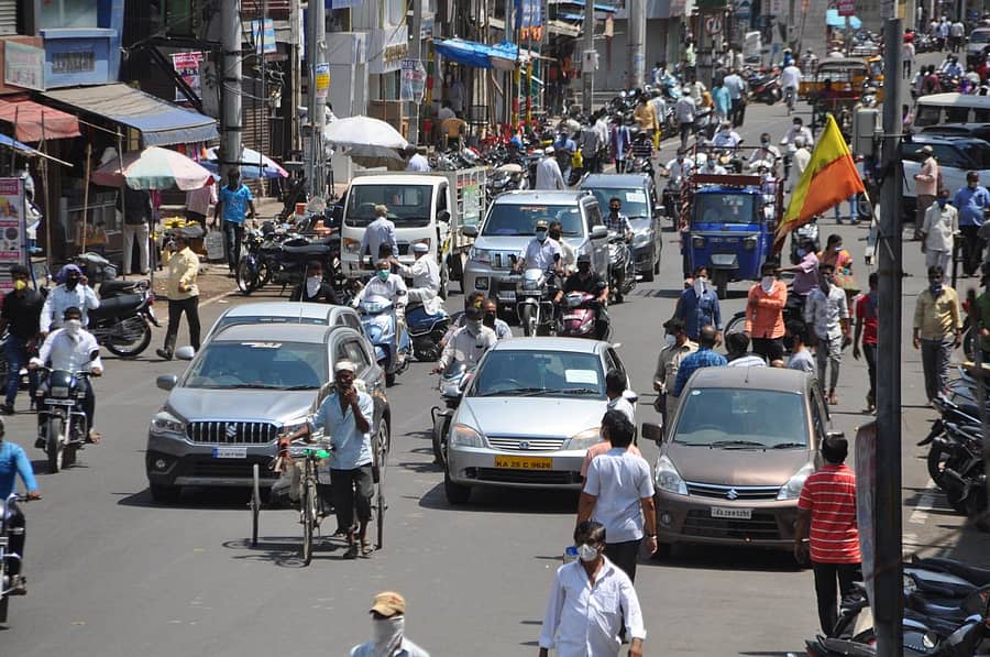 ವಿಜಯಪುರ ನಗರದ ಸಿದ್ದೇಶ್ವರ ಗುಡಿ ರಸ್ತೆಯಲ್ಲಿ ಸೋಮವಾರ ಕಾರು, ಬೈಕುಗಳ ಸಂಚಾರ ಹೆಚ್ಚಾಗಿತ್ತು –ಪ್ರಜಾವಾಣಿ ಚಿತ್ರ