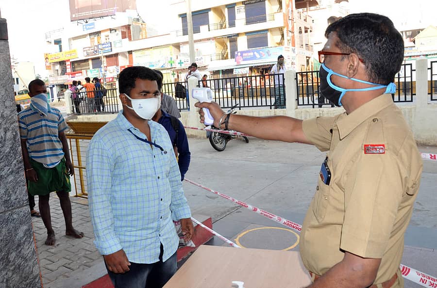 ಚಾಮರಾಜನಗರದ ಕೆಎಸ್ಆರ್ಟಿಸಿ ನಿಲ್ದಾಣದಲ್ಲಿ ಪ್ರತಿಯೊಬ್ಬ ಪ್ರಯಾಣಿಕರನ್ನೂ ಥರ್ಮಲ್ ಸ್ಕ್ರೀನಿಂಗ್ ಮಾಡಲಾಗುತ್ತಿತ್ತು
