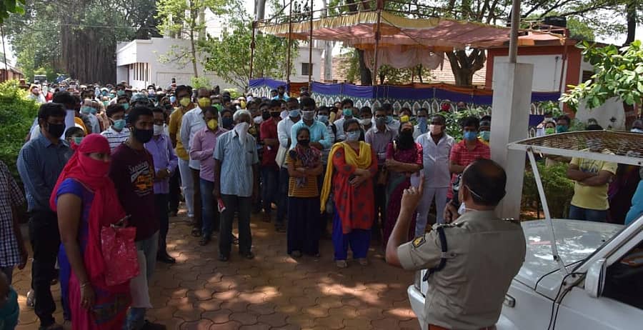 ಬೆಳಗಾವಿಯ ಡಿಸಿಪಿ ಕಚೇರಿ ಆವರಣದಲ್ಲಿ ಪಾಸ್ ಪಡೆಯಲು ಬಂದಿದ್ದ ಜನರಿಗೆ ಎಸಿಪಿ ಮಹಾಂತೇಶ ಜಿದ್ದಿ ಸೂಚನೆಗಳನ್ನು ನೀಡಿದರುಪ್ರಜಾವಾಣಿ ಚಿತ್ರ