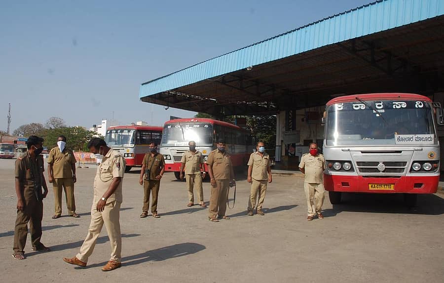ಕೋಲಾರದಲ್ಲಿ ಲಾಕ್‌ಡೌನ್‌ ಸಂಪೂರ್ಣ ಸಡಿಲಿಕೆಯಾದ ಹಿನ್ನೆಲೆಯಲ್ಲಿ ಸೋಮವಾರ ಕೆಎಸ್‌ಆರ್‌ಟಿಸಿ ಬಸ್‌ ಸೇವೆ ಆರಂಭವಾಯಿತು.