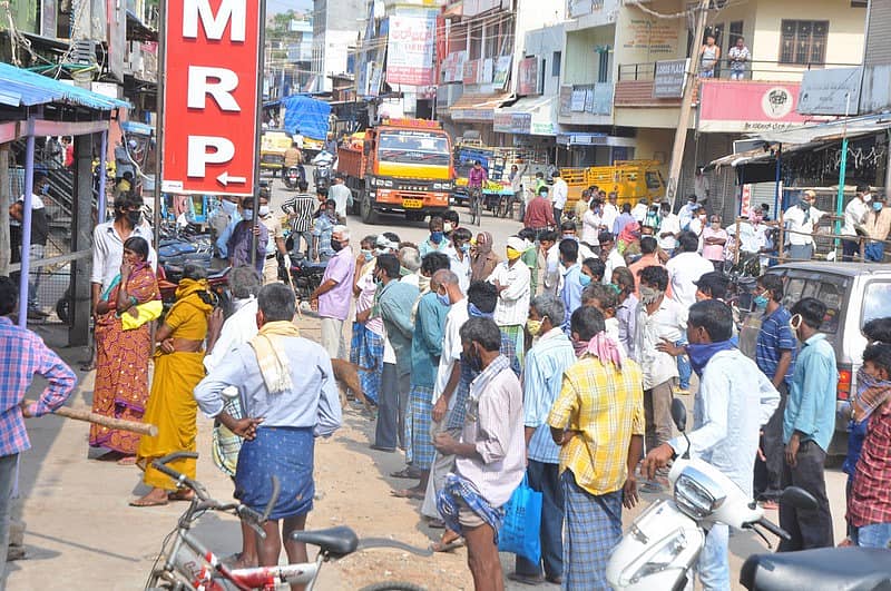 ಚಿತ್ರದುರ್ಗದ ಮದ್ಯದಂಗಡಿಯ ಎದುರು ಸೋಮವಾರ ಜಮಾಯಿಸಿದ್ದ ಮದ್ಯಪ್ರಿಯರು.