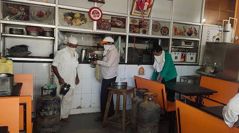 ಕಲಬುರ್ಗಿಯ ಮಂಜುಶ್ರೀ ಹೋಟೆಲಿನಲ್ಲಿ ಮಂಗಳವಾರ ಪಾರ್ಸಲ್ ನೀಡಲು ಸಿದ್ಧತೆ ಮಾಡಿಕೊಂಡ ಕಾರ್ಮಿಕರು