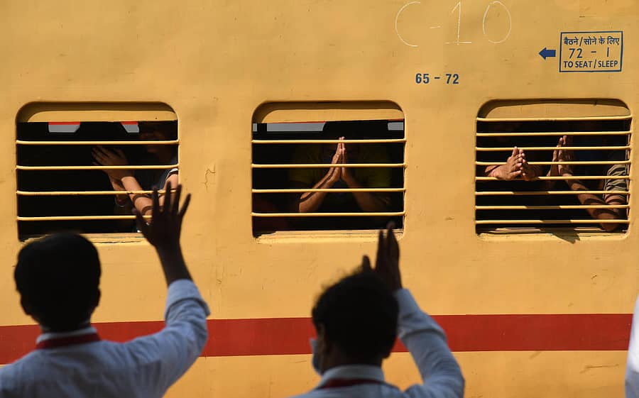 ಬೆಂಗಳೂರಿನ ಚಿಕ್ಕಬಾಣಾವರ ರೈಲು ನಿಲ್ದಾಣದಿಂದ ಸೋಮವಾರ ರಾಜಸ್ಥಾನಕ್ಕೆ ಹೊರಟ ಪ್ರಯಾಣಿಕರು ಅಧಿಕಾರಿಗಳು ಕೈ ಮುಗಿದರು (ಪ್ರಜಾವಾಣಿ ಚಿತ್ರ: ಬಿ.ಎಚ್.ಶಿವಕುಮಾರ್)