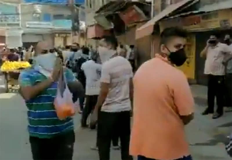 ದೆಹಲಿಯ ಚಂದರ್‌ ನಗರದ ಮದ್ಯದಂಗಡಿ ಎದುರು ನಿಂತಿದ್ದ ಮದ್ಯ ಪ್ರಿಯರ ಮೇಲೆ ವ್ಯಕ್ತಿಯೊಬ್ಬರು ಹೂ ಚೆಲ್ಲುತ್ತಿರುವುದು 