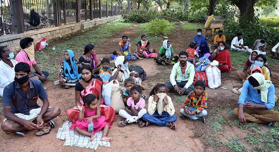 ಮೈಸೂರಿನ ಜಿಲ್ಲಾಧಿಕಾರಿ ಕಚೇರಿ ಬಳಿಯ ಉದ್ಯಾನದಲ್ಲಿ ಸೋಮವಾರ ಮಕ್ಕಳೊಂದಿಗೆ ಕುಳಿತಿದ್ದ ಕಾರ್ಮಿಕರು –ಪ್ರಜಾವಾಣಿ ಚಿತ್ರ