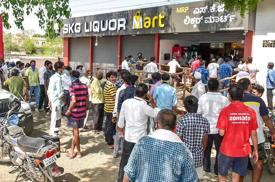 ಕಲಬುರ್ಗಿಯ ಹಳೆ ಜೇವರ್ಗಿ ರಸ್ತೆಯಲ್ಲಿರುವ ಎಸ್ ಕೆ ಜಿ ಲಿಕ್ಕರ್ ಮಾರ್ಟ್ ಮದ್ಯದಂಗಡಿ ಎದುರು ಮದ್ಯ ಖರೀದಿಗಾಗಿ ನಿಂತಿದ್ದ ಗ್ರಾಹಕರು