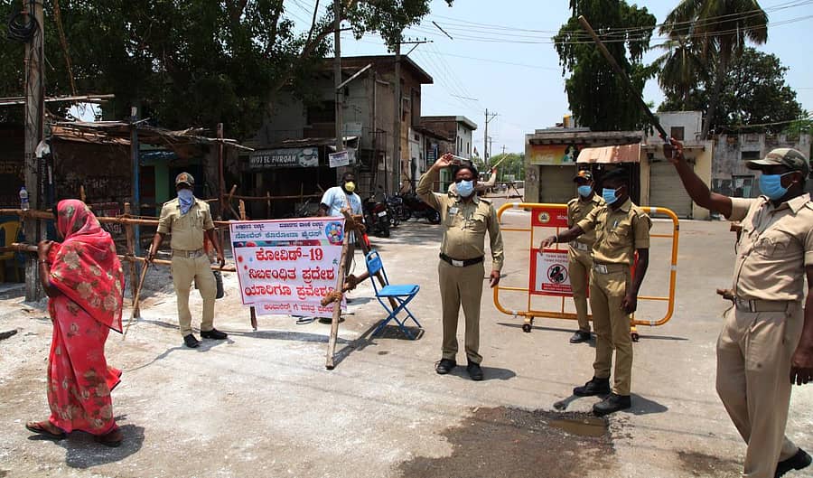 ಮಂಗಳವಾರದಿಂದ ಕಂಟೈನ್ಮೆಂಟ್ ಪ್ರದೇಶವಾದ ಬಳಿಕ ಬಳ್ಳಾರಿಯ ಕೌಲ್ಬಜಾರ್ನಲ್ಲಿ ಜನ ಮತ್ತು ವಾಹನಗಳ ಪ್ರವೇಶವನ್ನು ನಿಷೇಧಿಸಲಾಗಿದೆ.