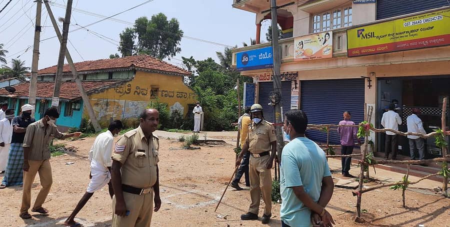 ಎಂ.ಎಸ್.ಐ.ಎಲ್ ಅಂಗಡಿಯಲ್ಲಿ ಅಗತ್ಯ ದಾಸ್ತಾನು ಇಲ್ಲದಿದ್ದರೂ ಕೊಳ್ಳುವವರು ಸಾಲಿನಲ್ಲಿ ಬಂದು ವಿಚಾರಿಸುತ್ತಿದ್ದರು.