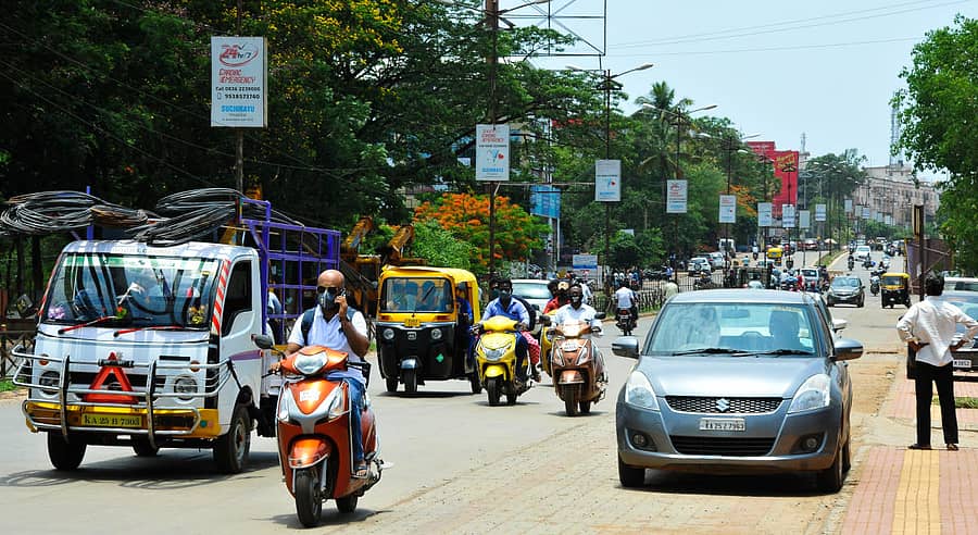 ಹುಬ್ಬಳ್ಳಿಯಲ್ಲಿ ಲಾಕ್ಡೌನ್ ಸಡಿಲಿಕೆಯಿಂದ ಗೋಕುಲ ರಸ್ತೆಯಲ್ಲಿ ಮಂಗಳವಾರ ವಾಹನಗಳ ಸಂಚಾರ ಹೆಚ್ಚಾಗಿತ್ತು
